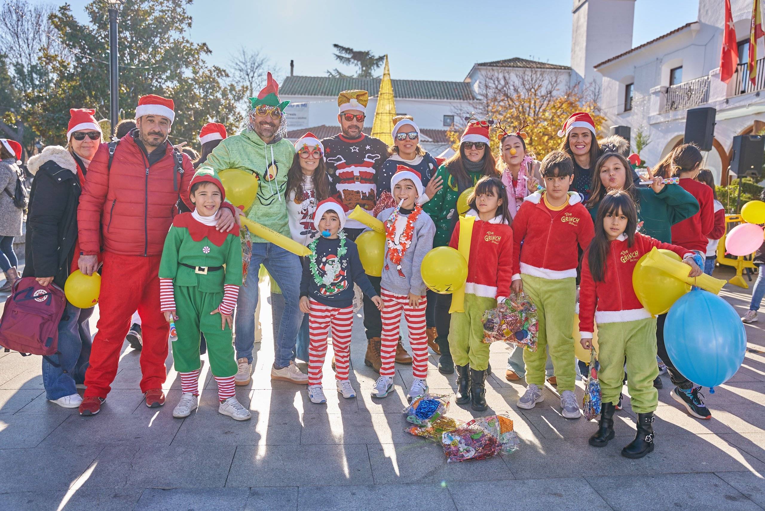 Grupo de vecinos con disfraces navideños.