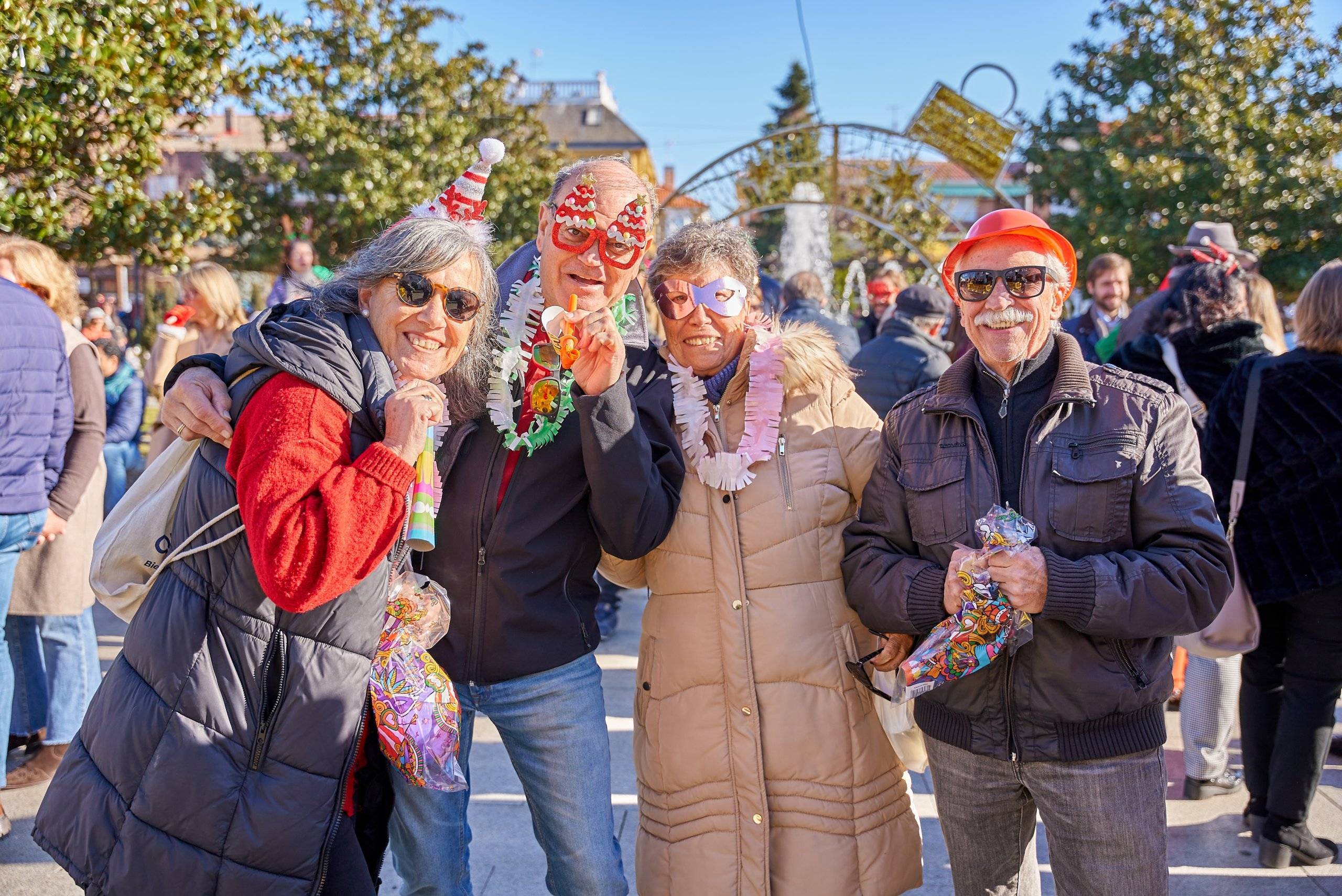 Vecinos con adornos navideños celebran la Fiesta Preuvas.