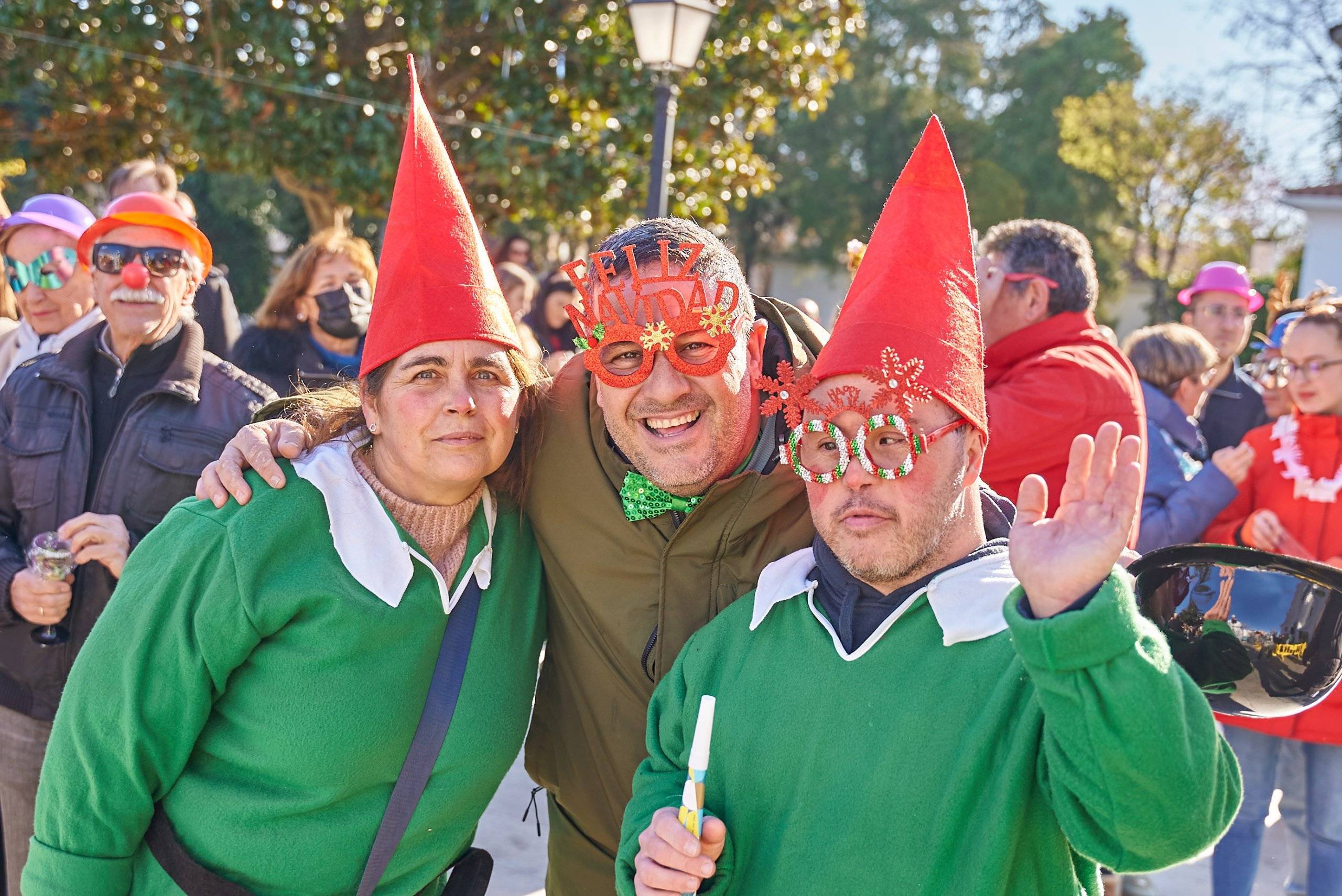 Vecinos con disfraces navideños celebran la Fiesta Preuvas.