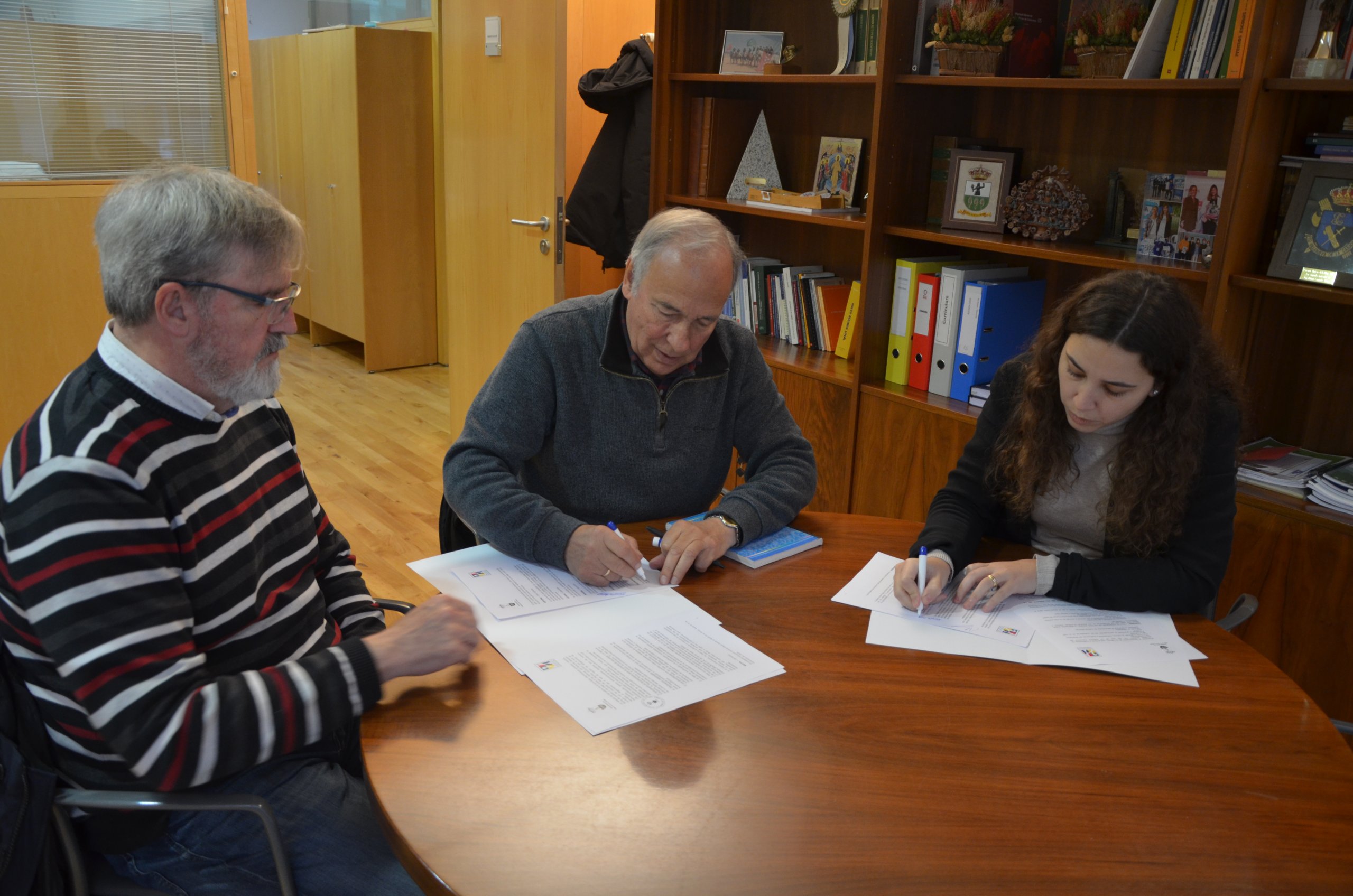 La concejala de Hermanamientos, Margarita Serrano, y el presidente de la Asociación Cultural de Hermanamientos, Javier Atienza, junto al vicepresidente de la asociación, Carlos Hernández.