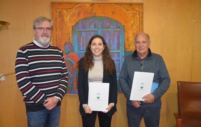 La concejala de Hermanamientos, Margarita Serrano, y el presidente de la Asociación Cultural de Hermanamientos, Javier Atienza, junto al vicepresidente de la asociación, Carlos Hernández.