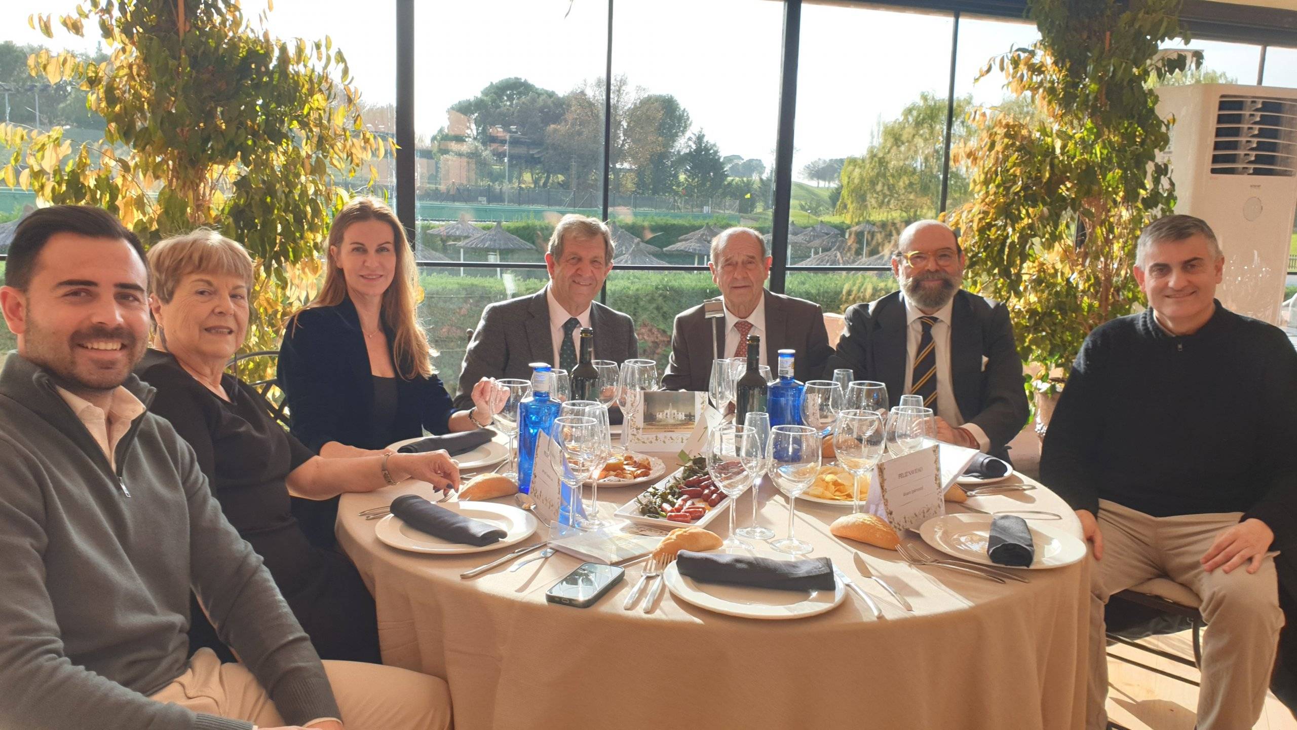 El alcalde y autoridades durante la comida de la Asociación de Mayores.