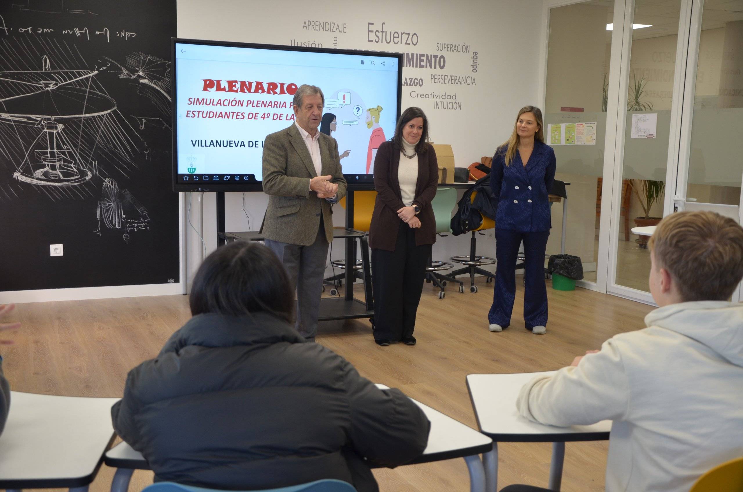 El alcalde y la primera teniente alcalde junto a una profesora del IES Las Encinas se dirigen a los alumnos.