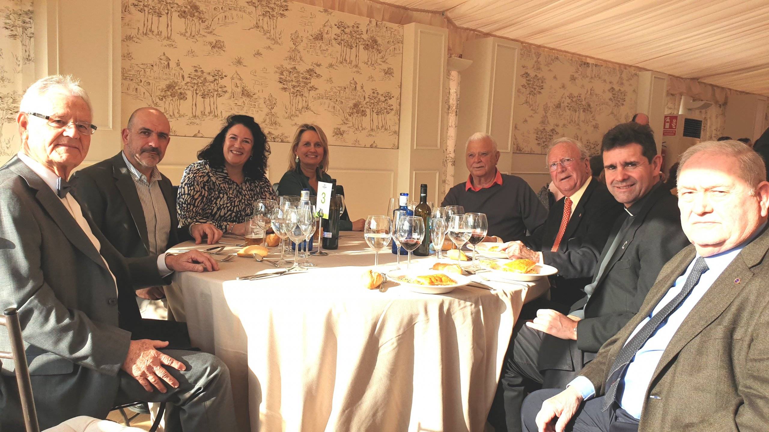 Concejales y miembros de la Asociación de Mayores junto al párroco de la Iglesia de San Carlos Borromeo en la comida de la Asociación de Mayores.