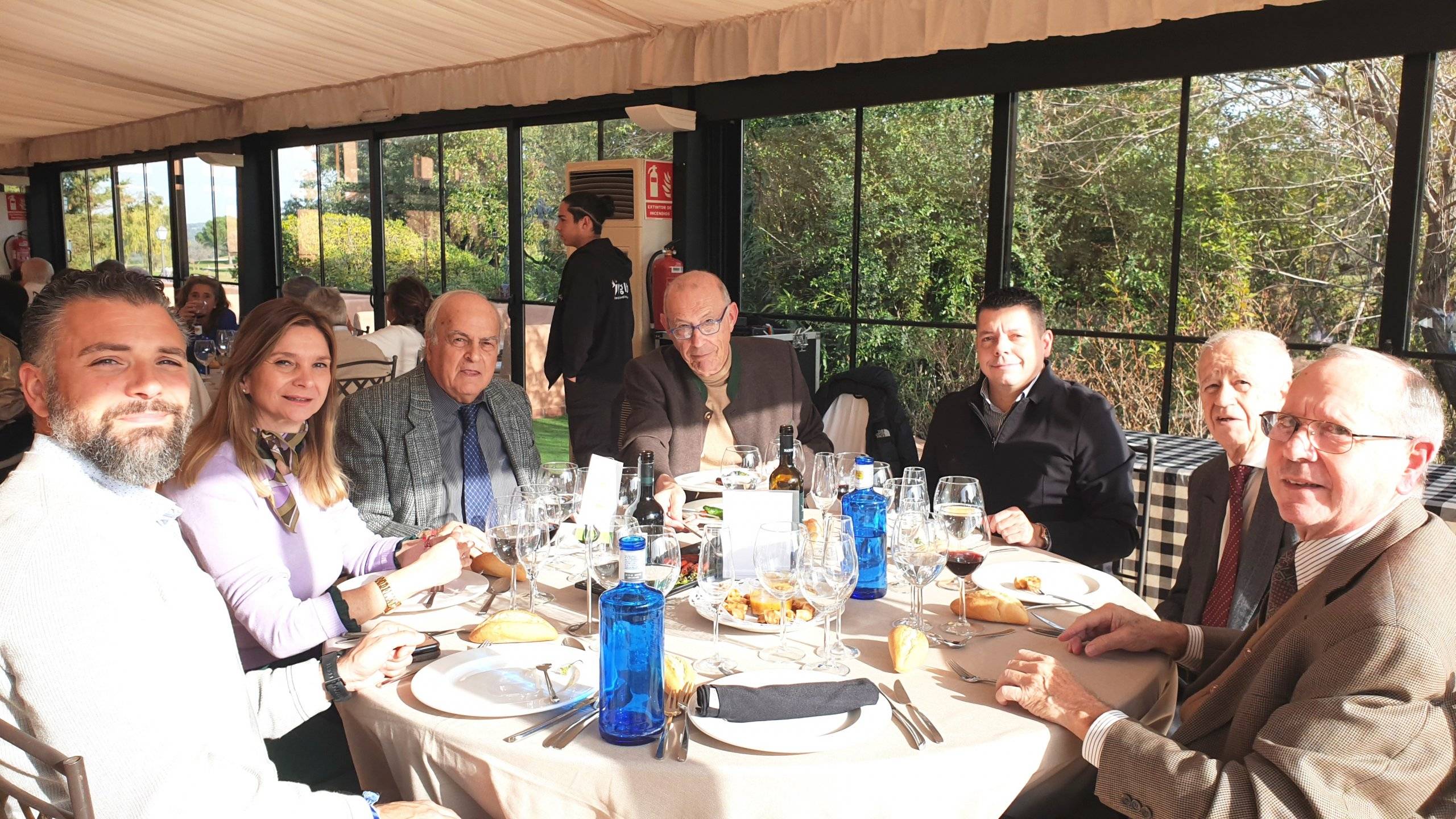 Concejales y miembros de la Asociación de Mayores durante la comida navideña.