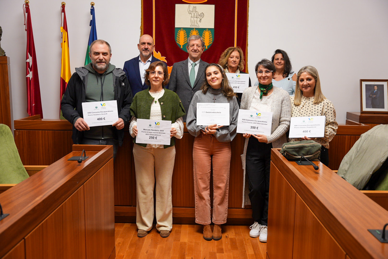 Foto de familia de la entrega de premios del Concurso de Escaparatismo y Mercado Navideño.