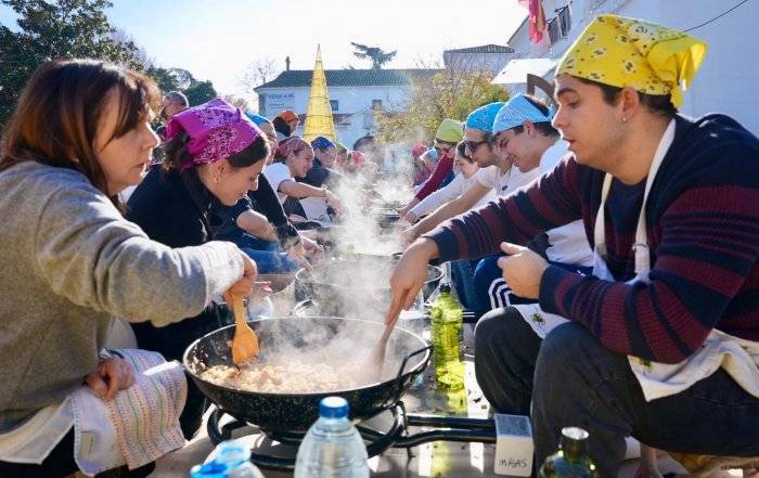 Voluntarios de Cesal preparan las migas solidarias.