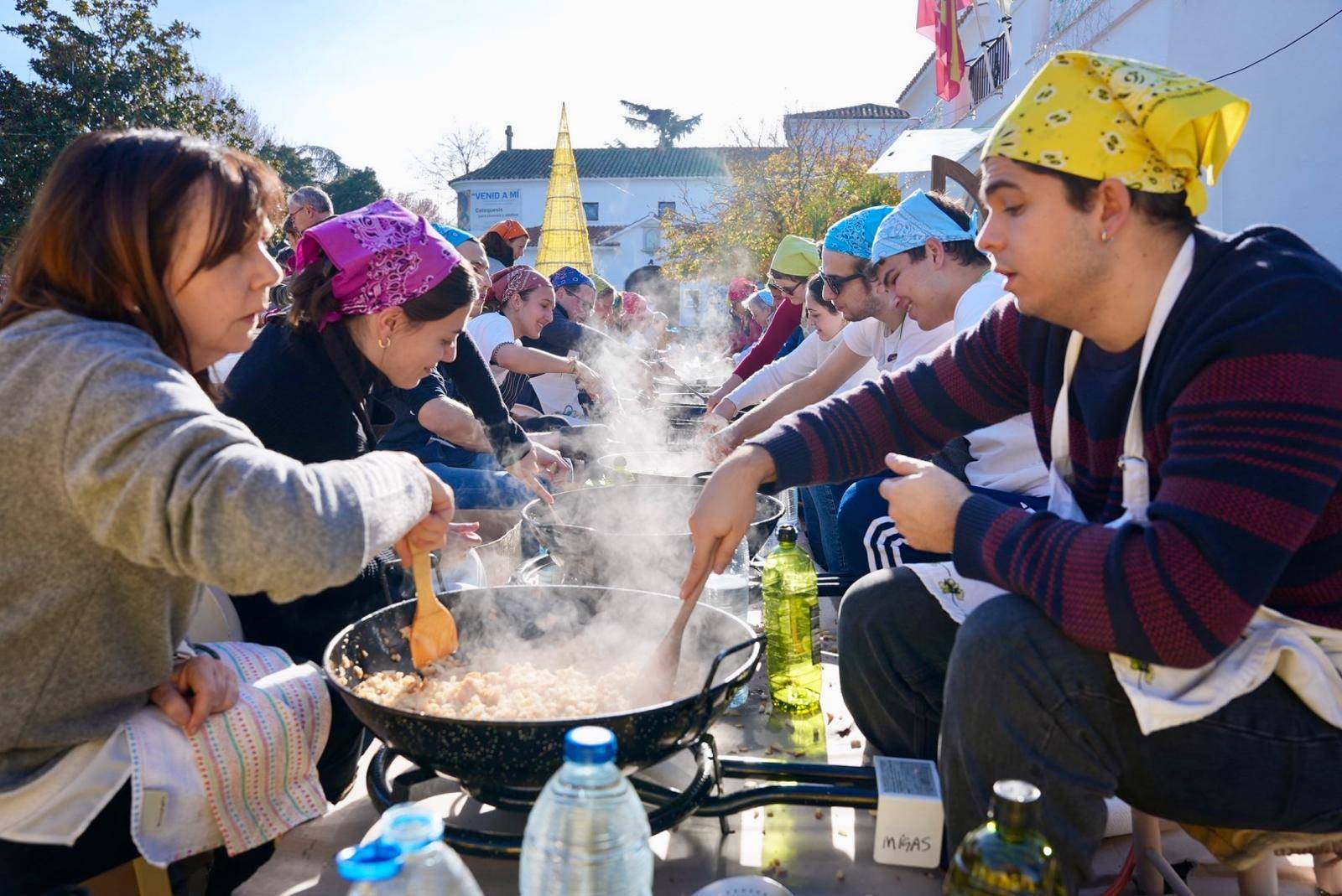 Voluntarios de Cesal preparan las migas solidarias.