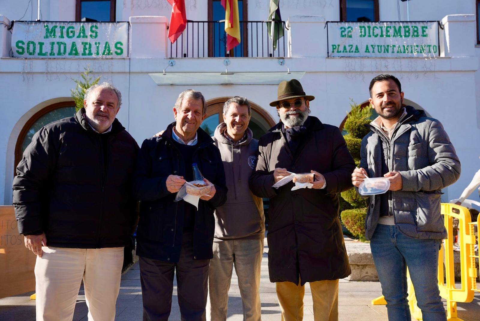 El alcalde y concejales junto a un representante de la ONG Cesal.