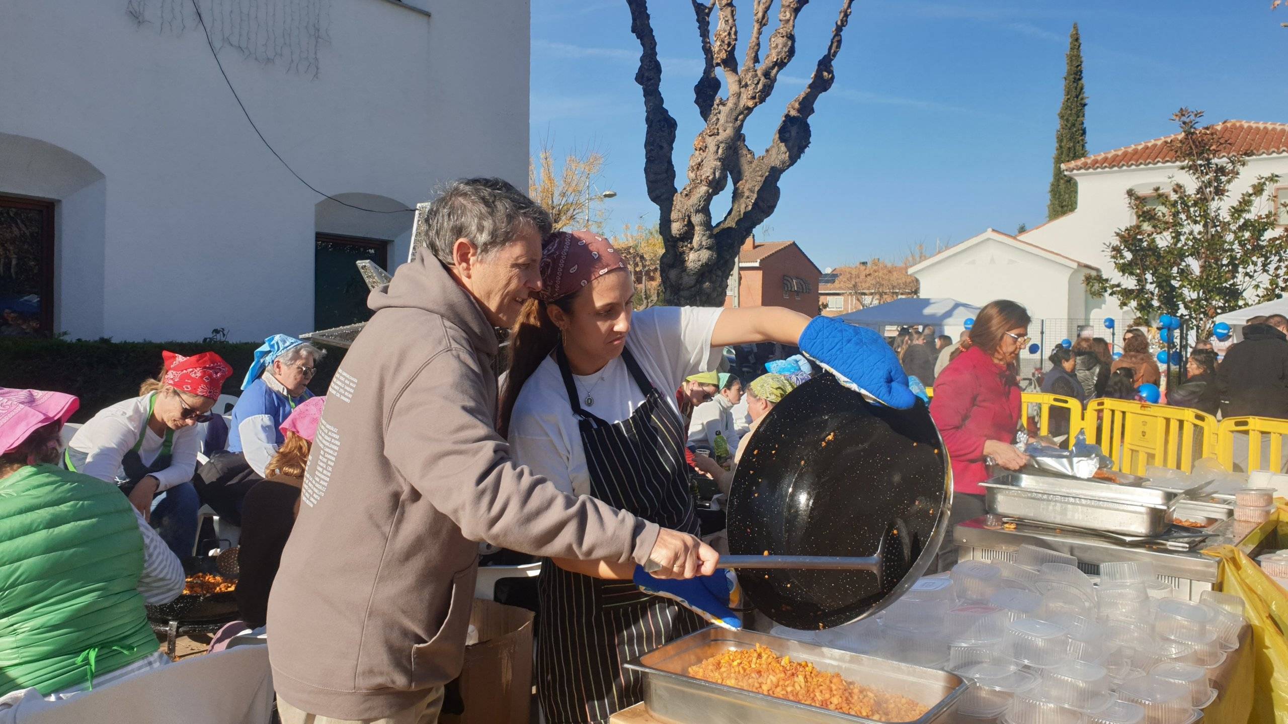 Voluntarios de Cesal preparando las migas.