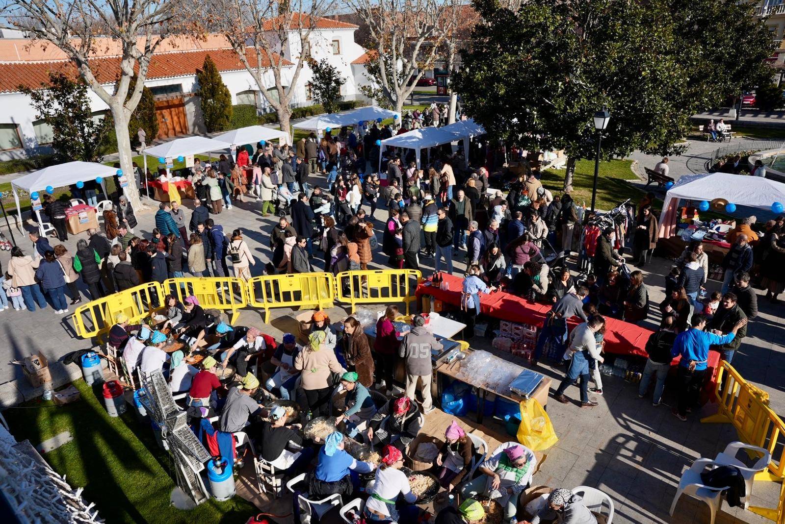 La plaza de España llena de gente durante las migas solidarias.