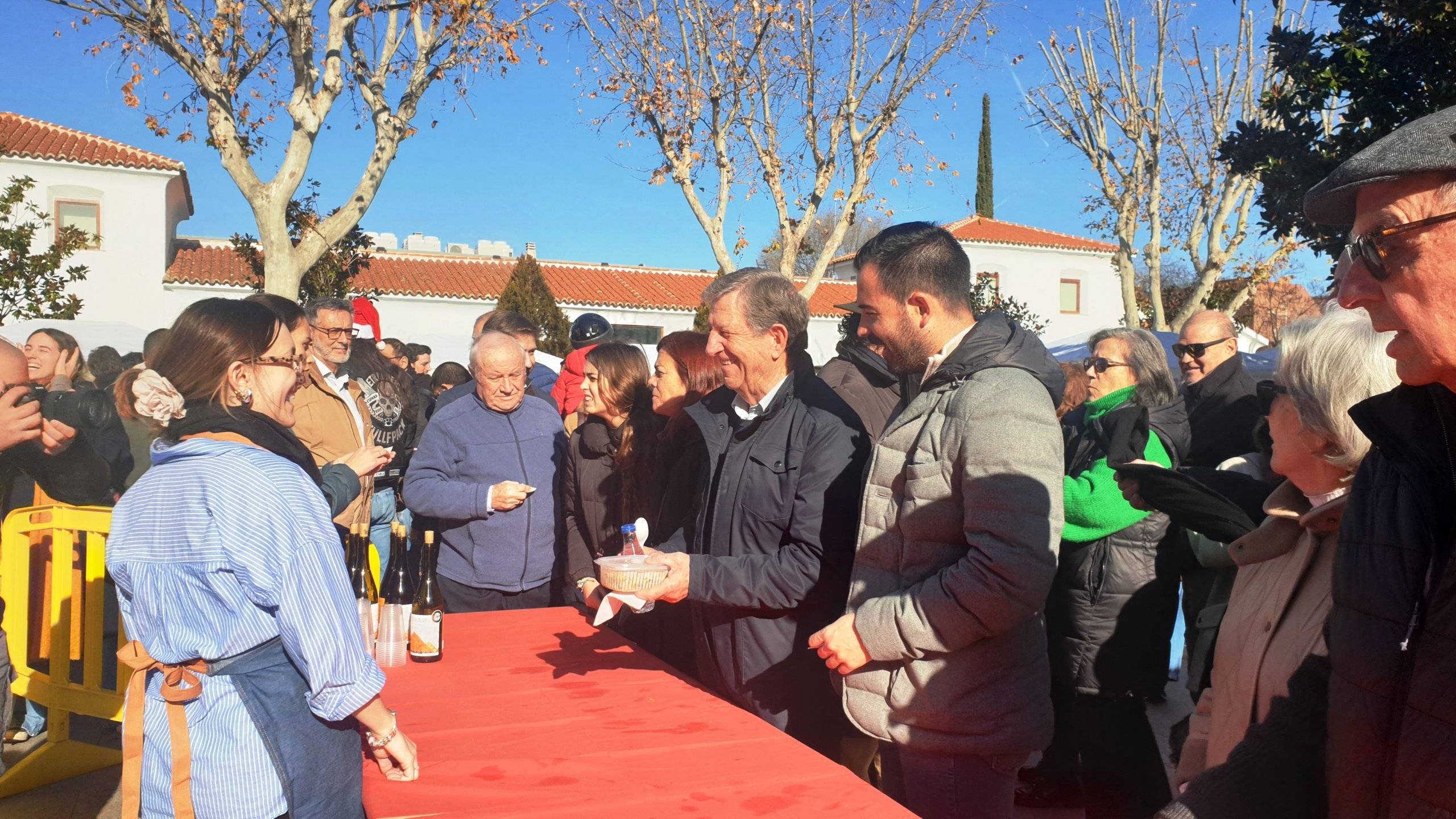 El alcalde y concejales hablan con los voluntarios de Cesal tras recoger las migas solidarias,