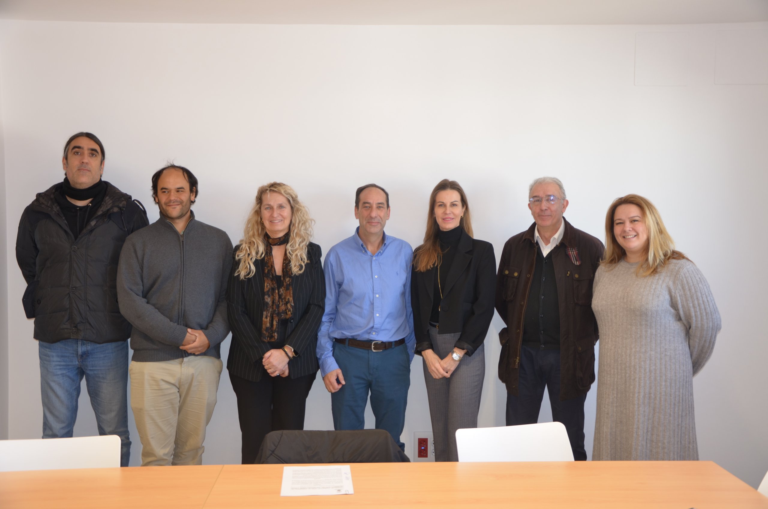 Foto de familia de la firma de convenio.