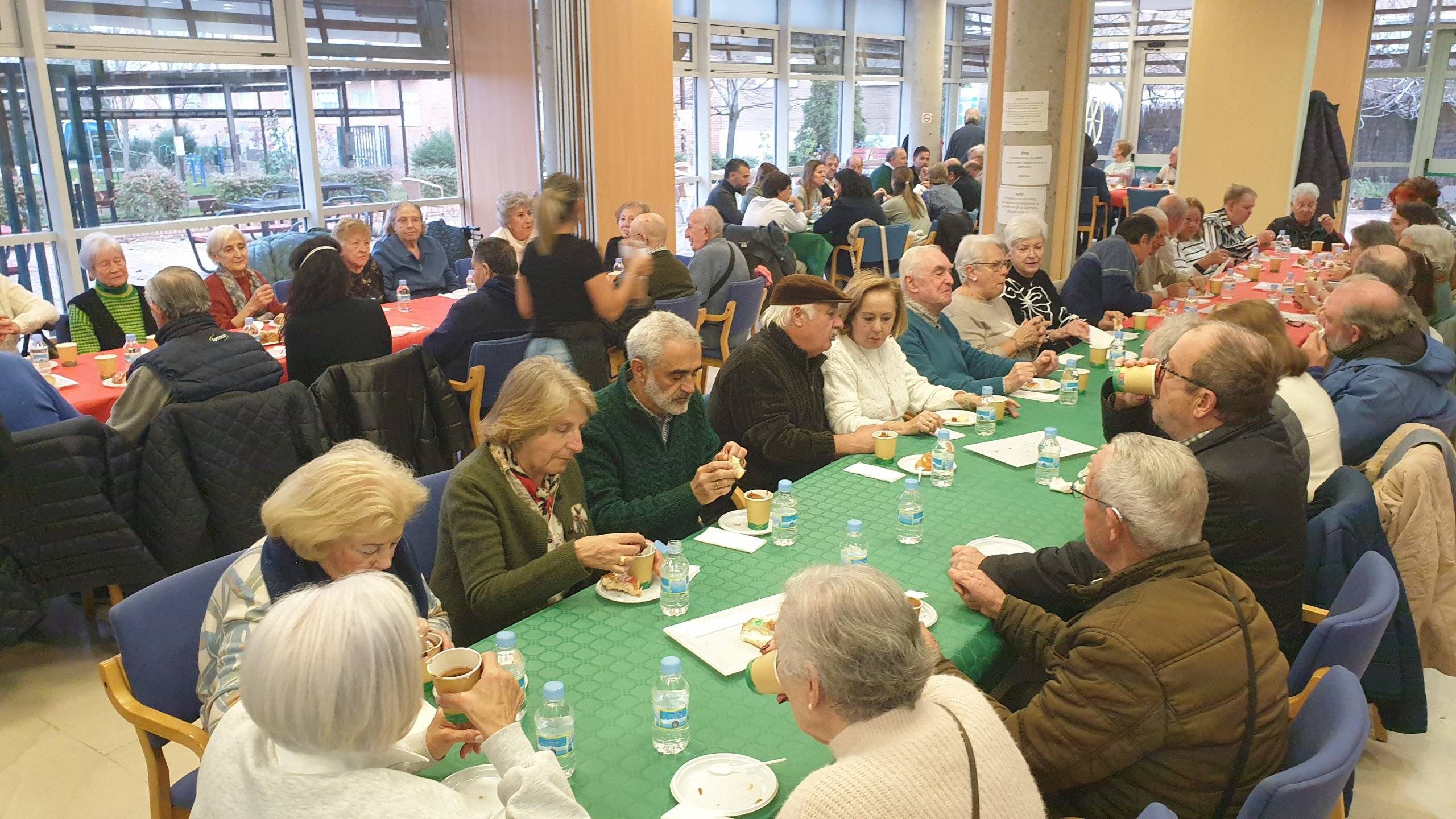 El salón del C.C. El Molino lleno de asistentes a la fiesta del roscón.