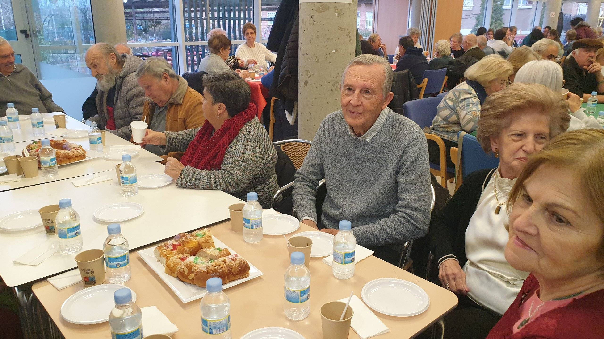 Mayores en una mesa durante la fiesta del roscón.