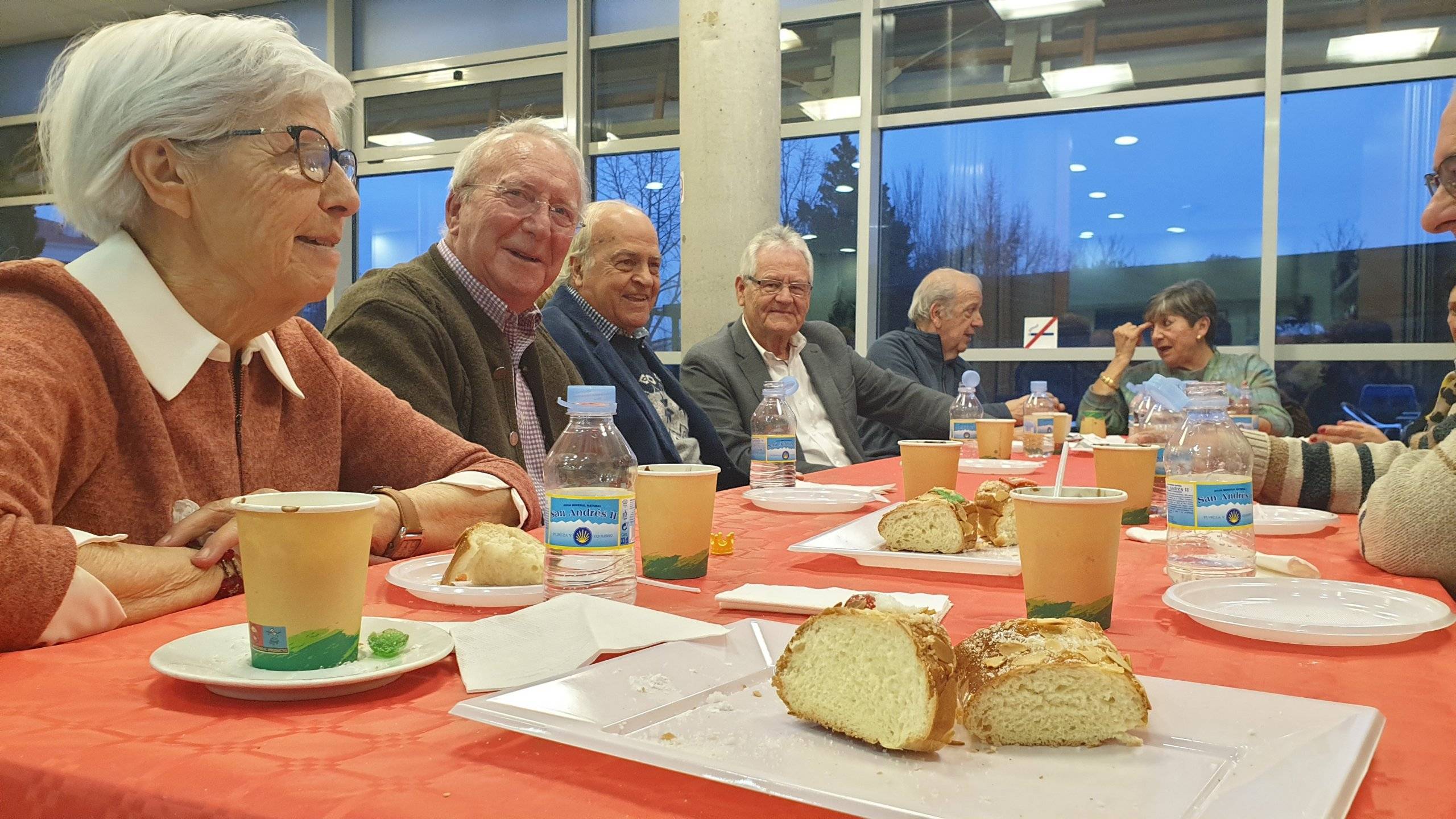 Mayores en una mesa durante la fiesta del roscón.