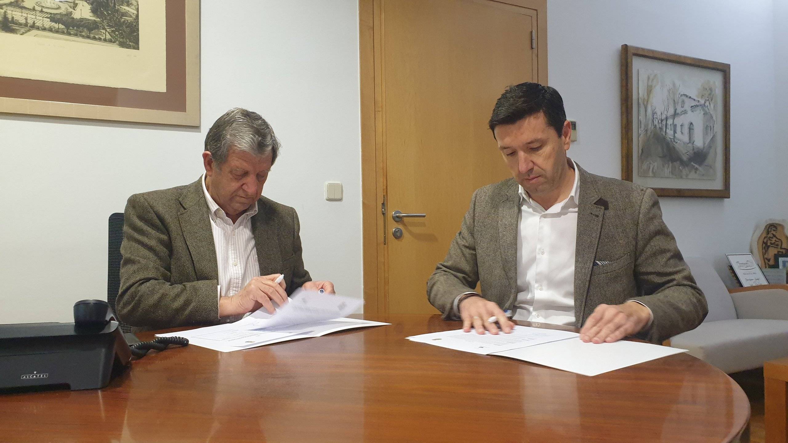 Los alcaldes de Villanueva de la Cañada y Valdemorillo durante la firma de convenio.