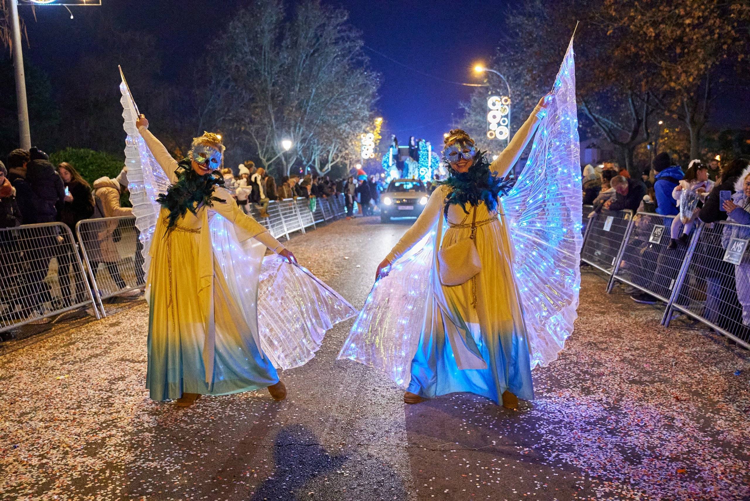 Dos hadas de luz en la Cabalgata.