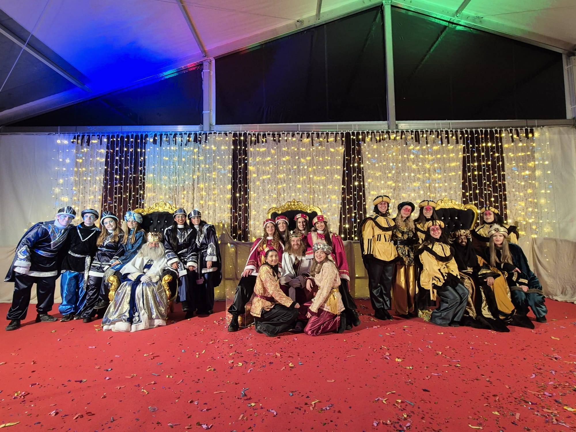 Foto de grupo de los Reyes Magos y sus pajes.