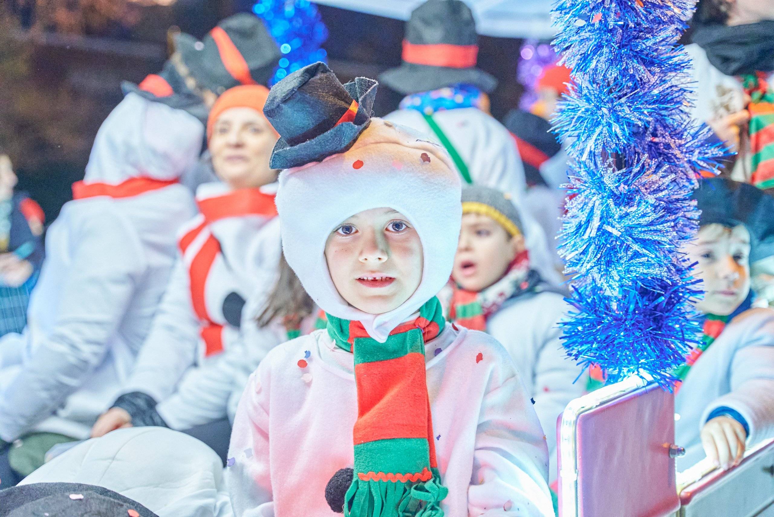 Niños disfrazados de muñeco de Navidad.