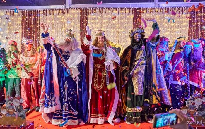 Los Reyes Magos saludan a los asistentes a la recepción del C. C. La Despernada.