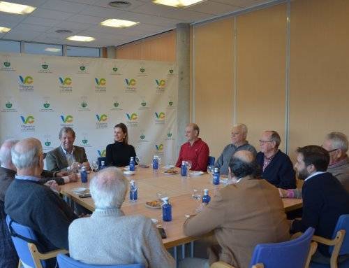 El alcalde mantiene un desayuno con mayores del municipio