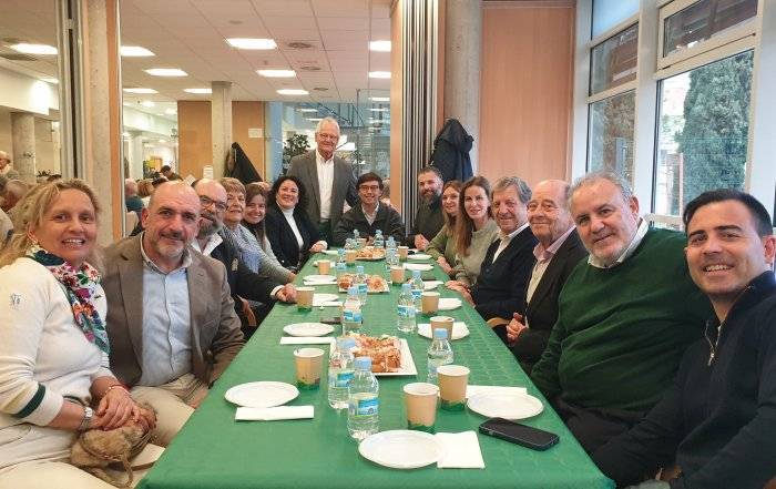 El alcalde y concejales junto a miembros de la Asociación de Mayores durante la Fiesta del Roscón de Reyes.