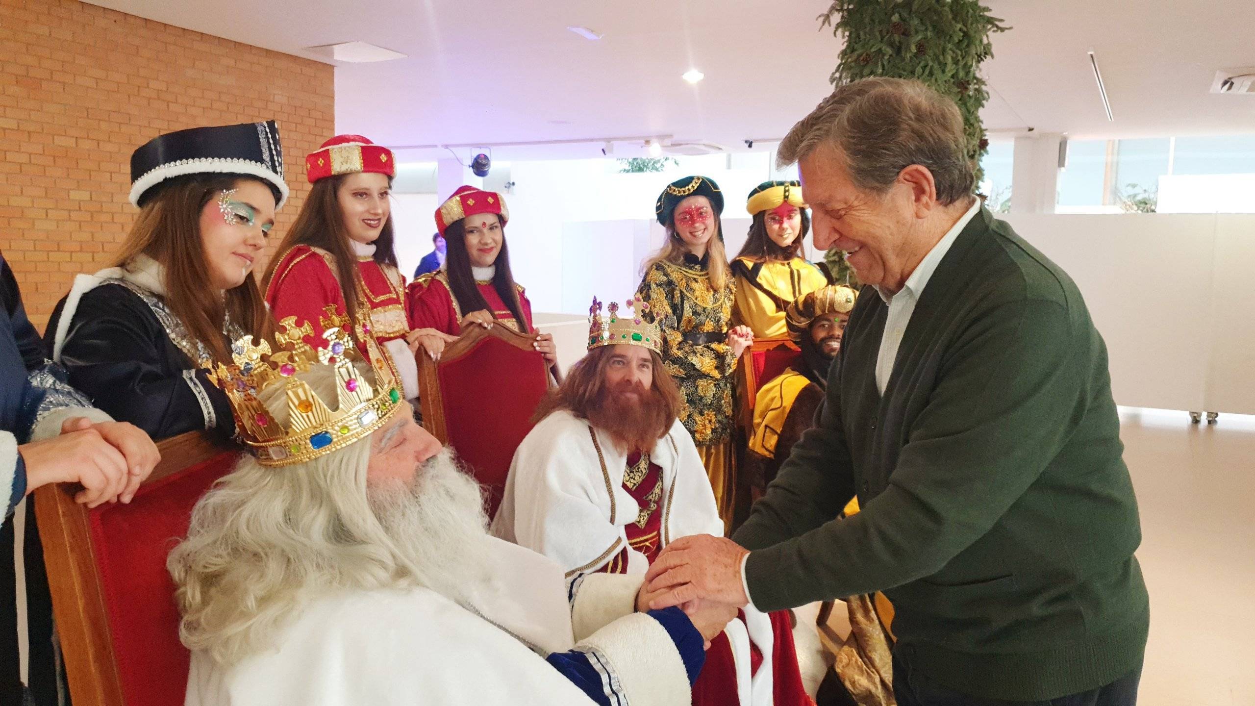 El alcalde saluda a los Reyes Magos.