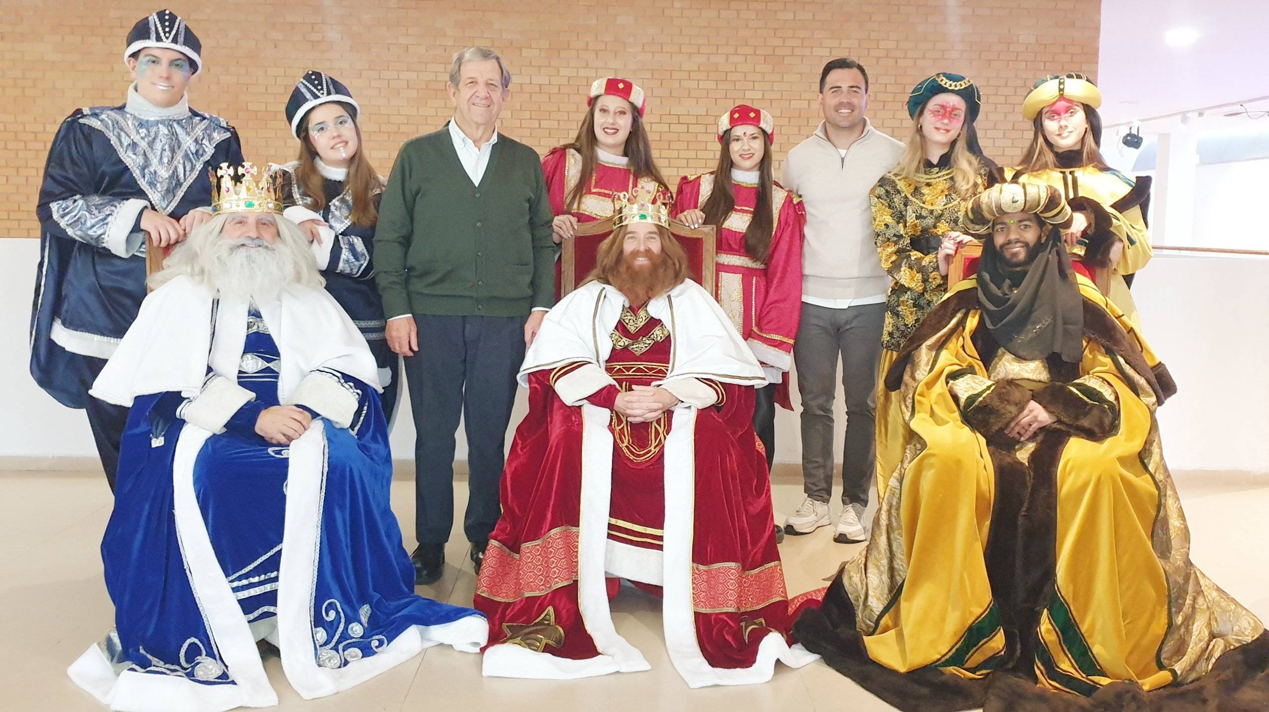 El alcalde y el concejal de Festejos con los Reyes Magos y los pajes.