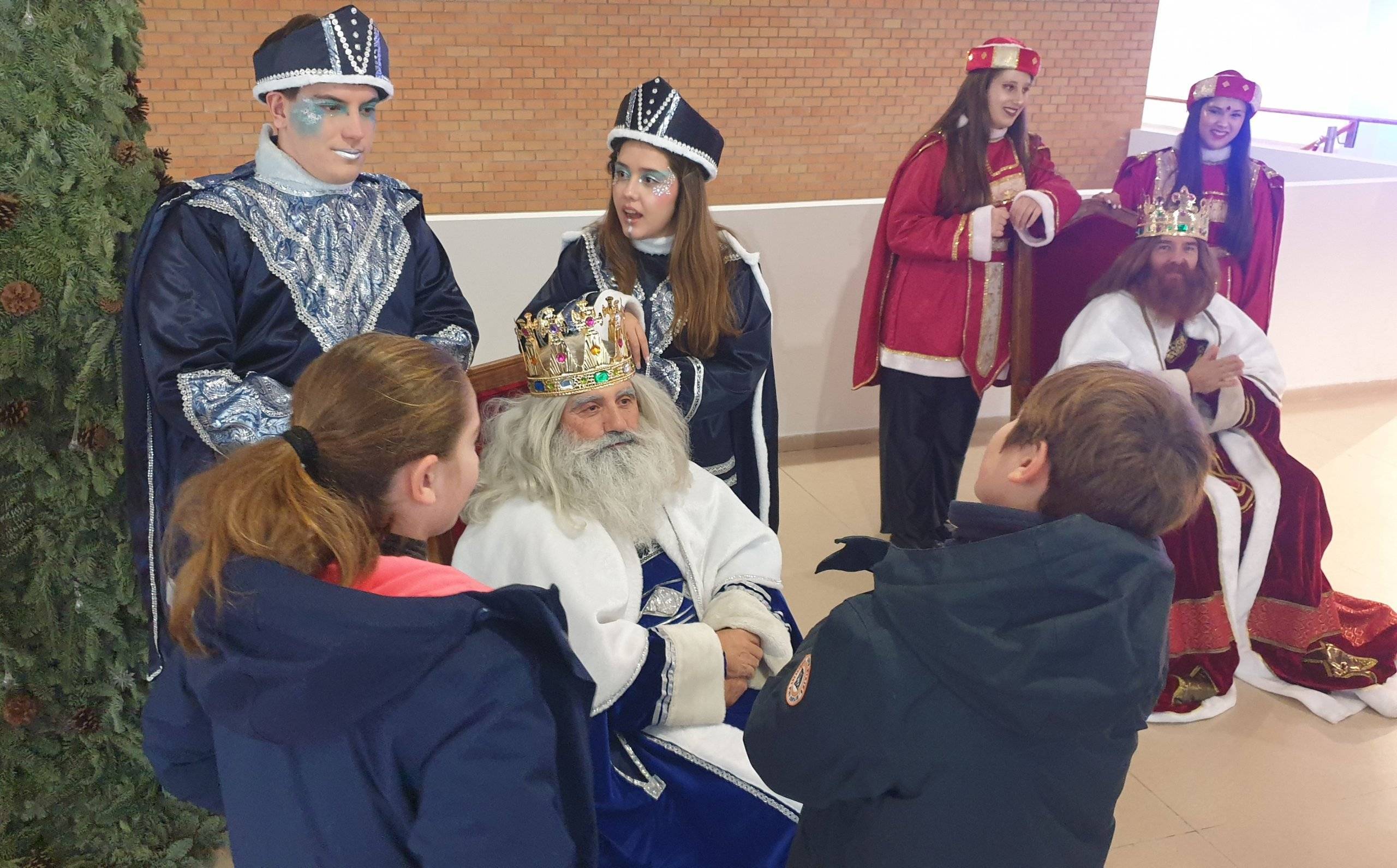 Los Reyes Magos saludan a dos niños de la Asociación Conciencia TEA.