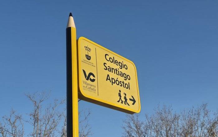 Señal indicando la ruta al Colegio Santiago Apóstol.