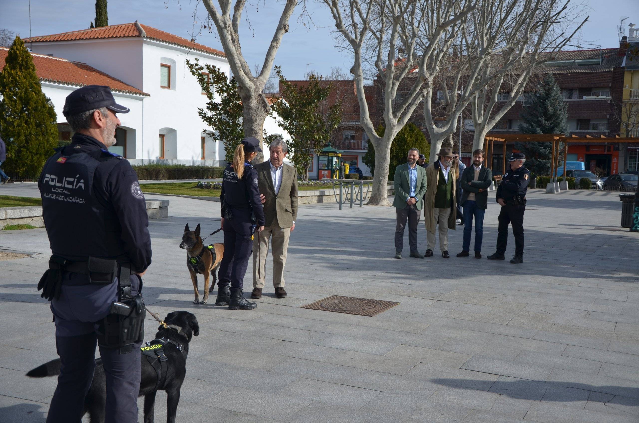 Integrantes de la Unidad Canina con el alcalde, concejales y el inspector jefe de la Policía Local.