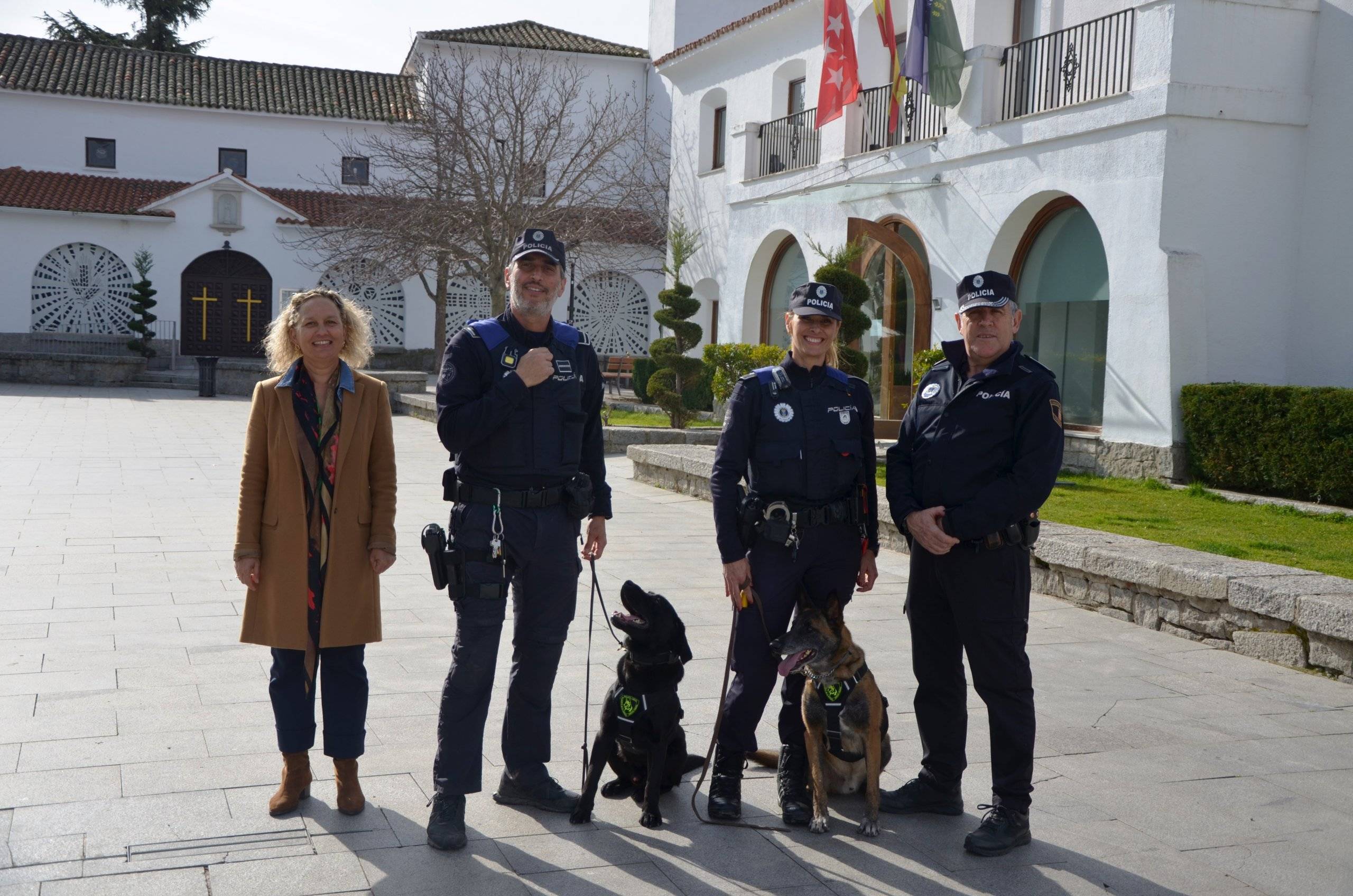 Los integrantes de la Unidad Canina con la concejala de Seguridad y el inspector jefe de la Policía Local.