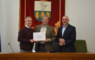 El alcalde, Luis Partida, y el concejal de Economía, Empleo y Actividades Empresariales, Francisco Álvaro, junto al responsable de la delegación local del Banco de Alimentos de Madrid, Jesús Granizo.