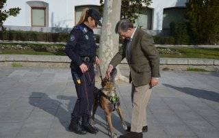 El alcalde, Luis Partida, saludando a la policía y al nuevo integrante Balto.