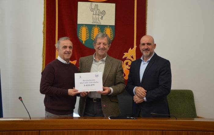 El alcalde, Luis Partida, y el concejal de Economía, Empleo y Actividades Empresariales, Francisco Álvaro, junto al responsable de la delegación local del Banco de Alimentos de Madrid, Jesús Granizo.