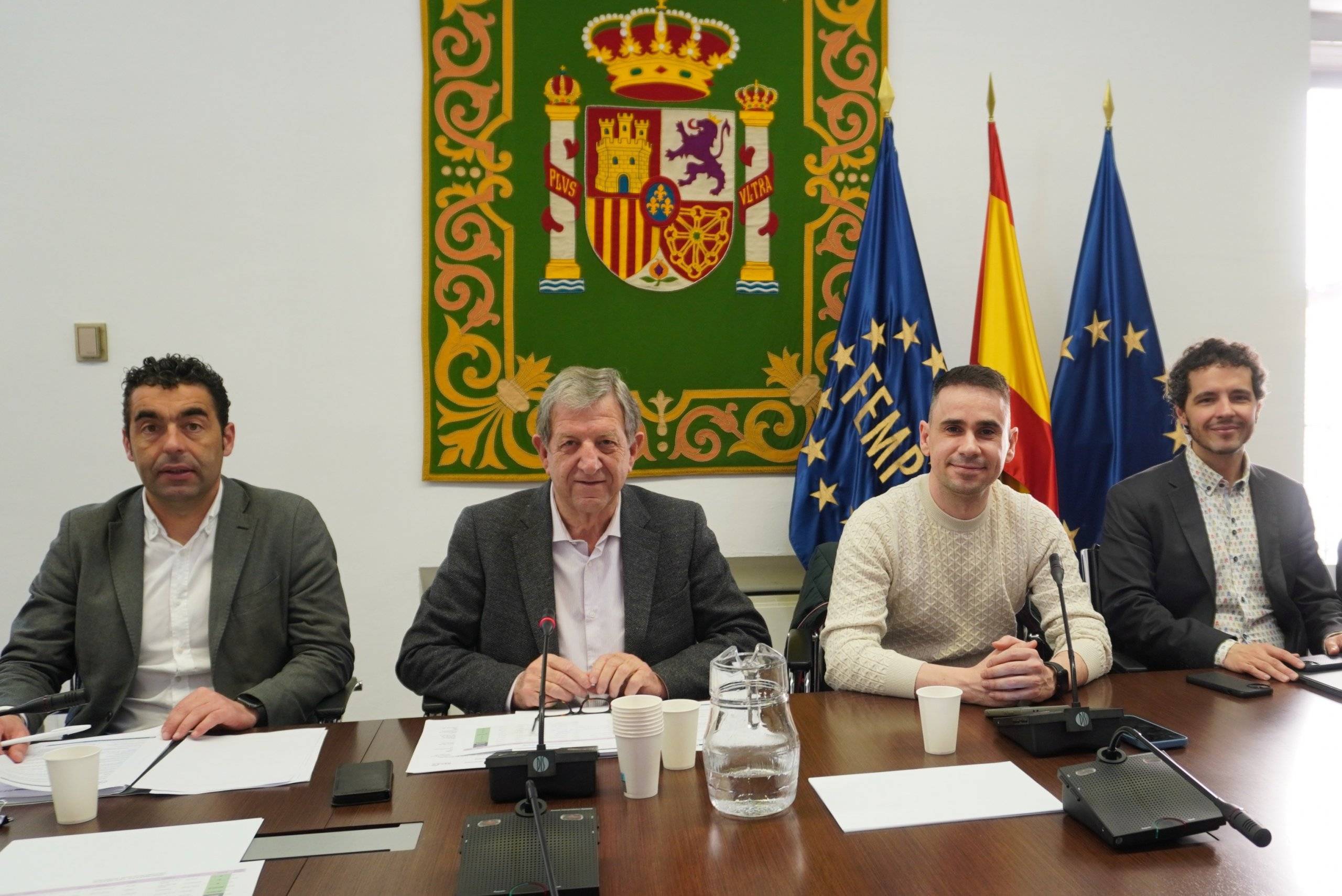 De izquierda a derecha, el vicepresidente segundo de la RECS, Luis López; el presidente de la RECS, Luis Partida; el vicepresidente primero de la RECS, José García Salinas, y el director general de Salud Pública y Equidad en Salud, Pedro Gullón.