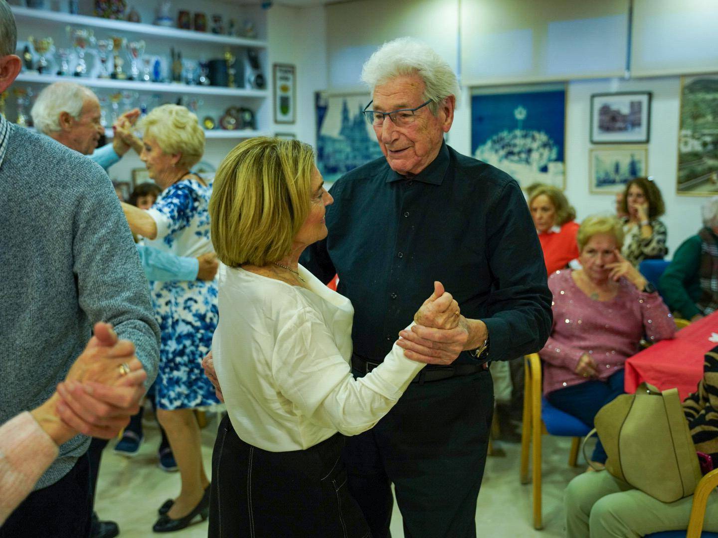 Parejas de mayores bailando.