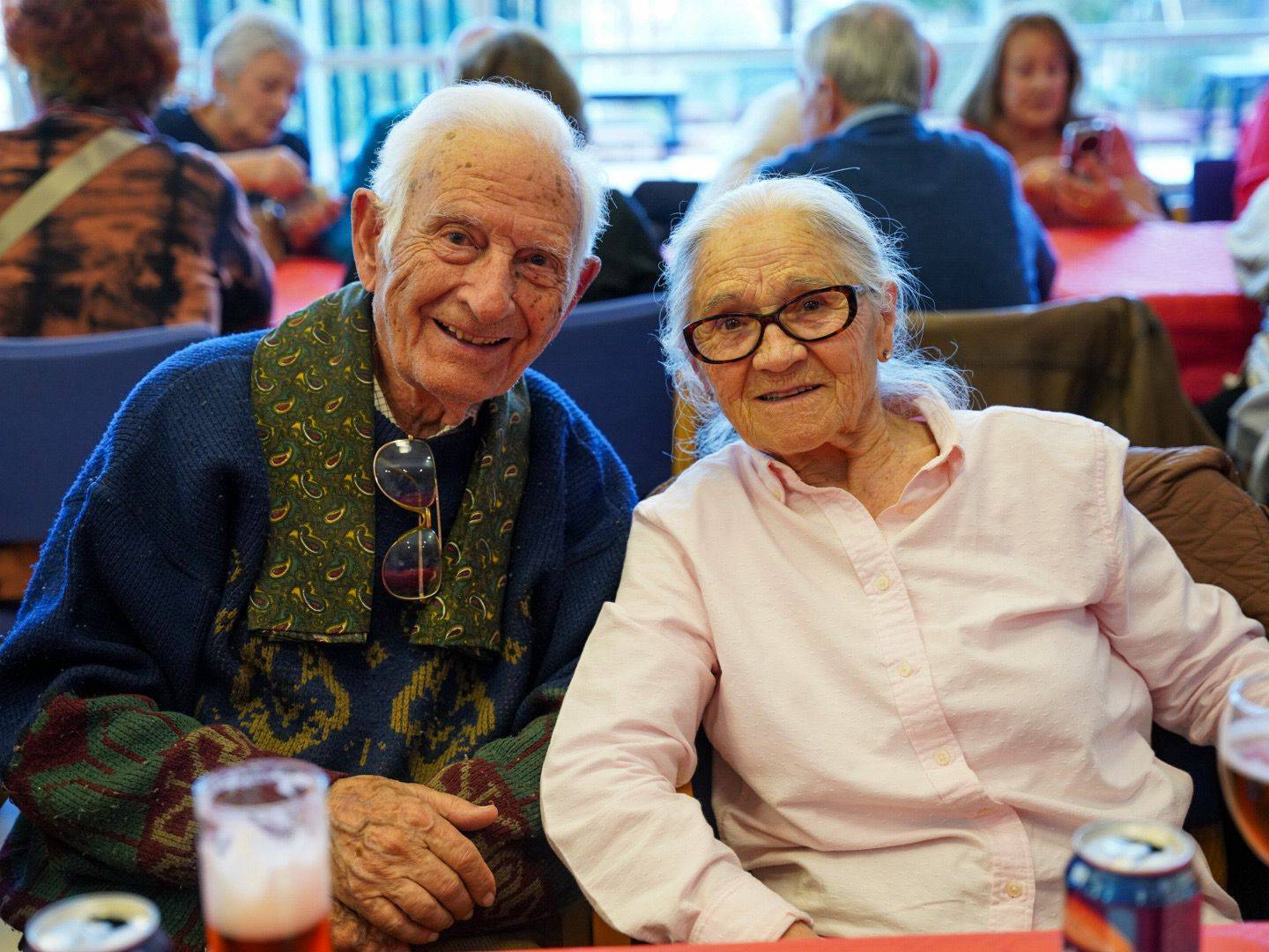 Pareja de mayores posando en la fiesta.