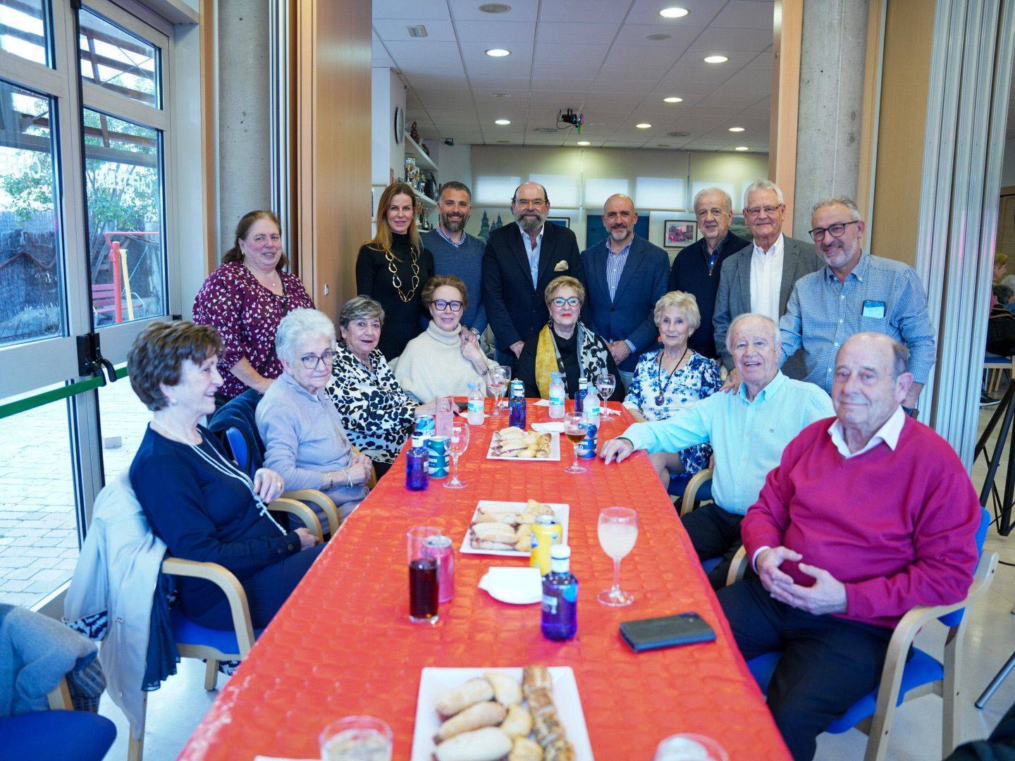 Concejales de la Corporación local y miembros de la Asociación de Mayores.