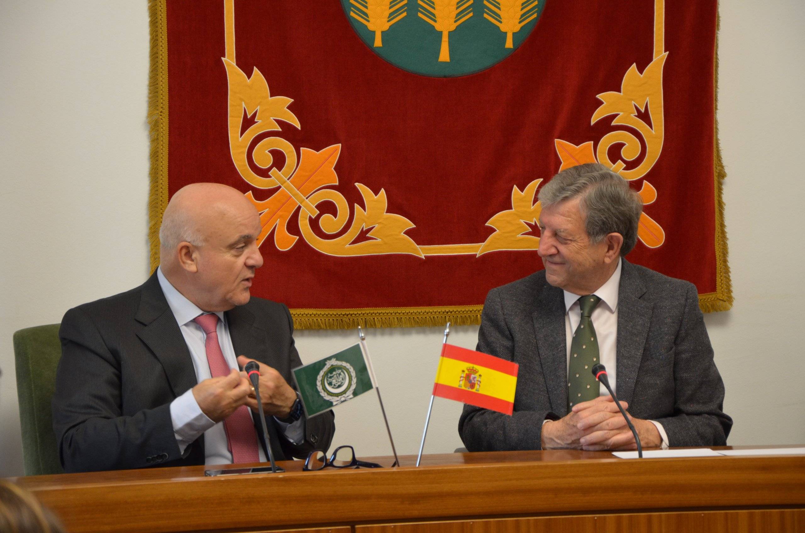 El alcalde, Luis Partida, junto al embajador de la Liga Árabe, Malek Twal.