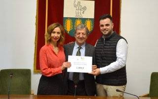 El alcalde Luis Partida, junto al voluntario villanovense Alberto López Sanz, y la responsable de Comunicación y Relaciones Institucionales de la Conferencia Autismo España, Am