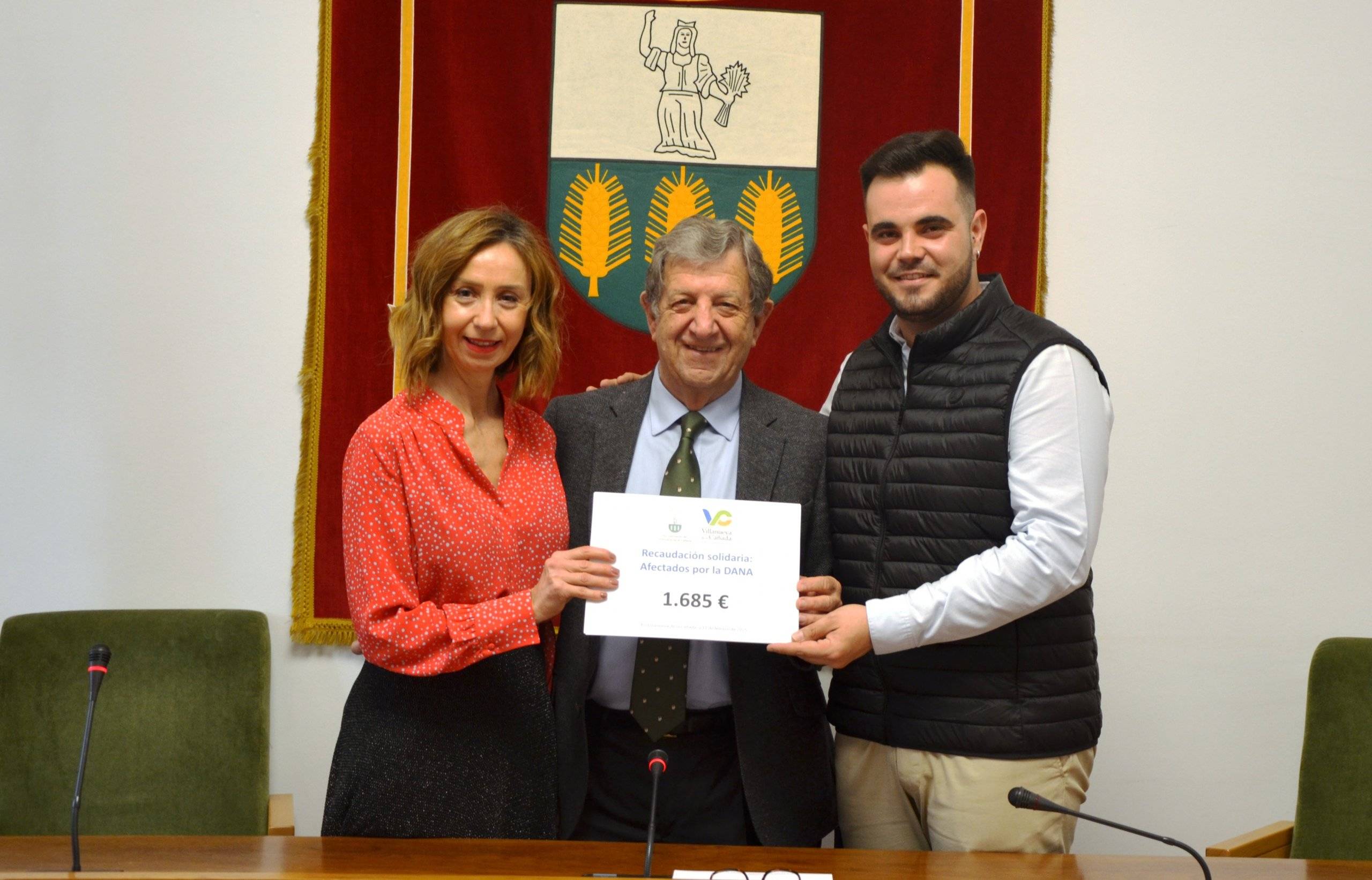 El alcalde Luis Partida, junto al voluntario villanovense Alberto López Sanz, y la responsable de Comunicación y Relaciones Institucionales de la Conferencia Autismo España, Am