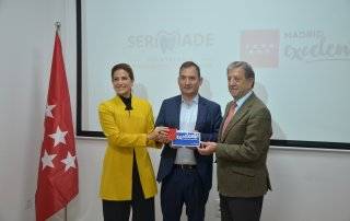 El alcalde junto a la directora general de "Madrid Excelente" y el CEO de Sermade.