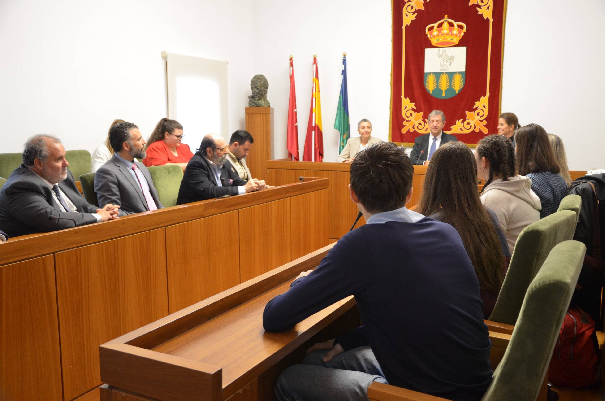 Acto de bienvenida a los alumnos franceses en el salón de Plenos.