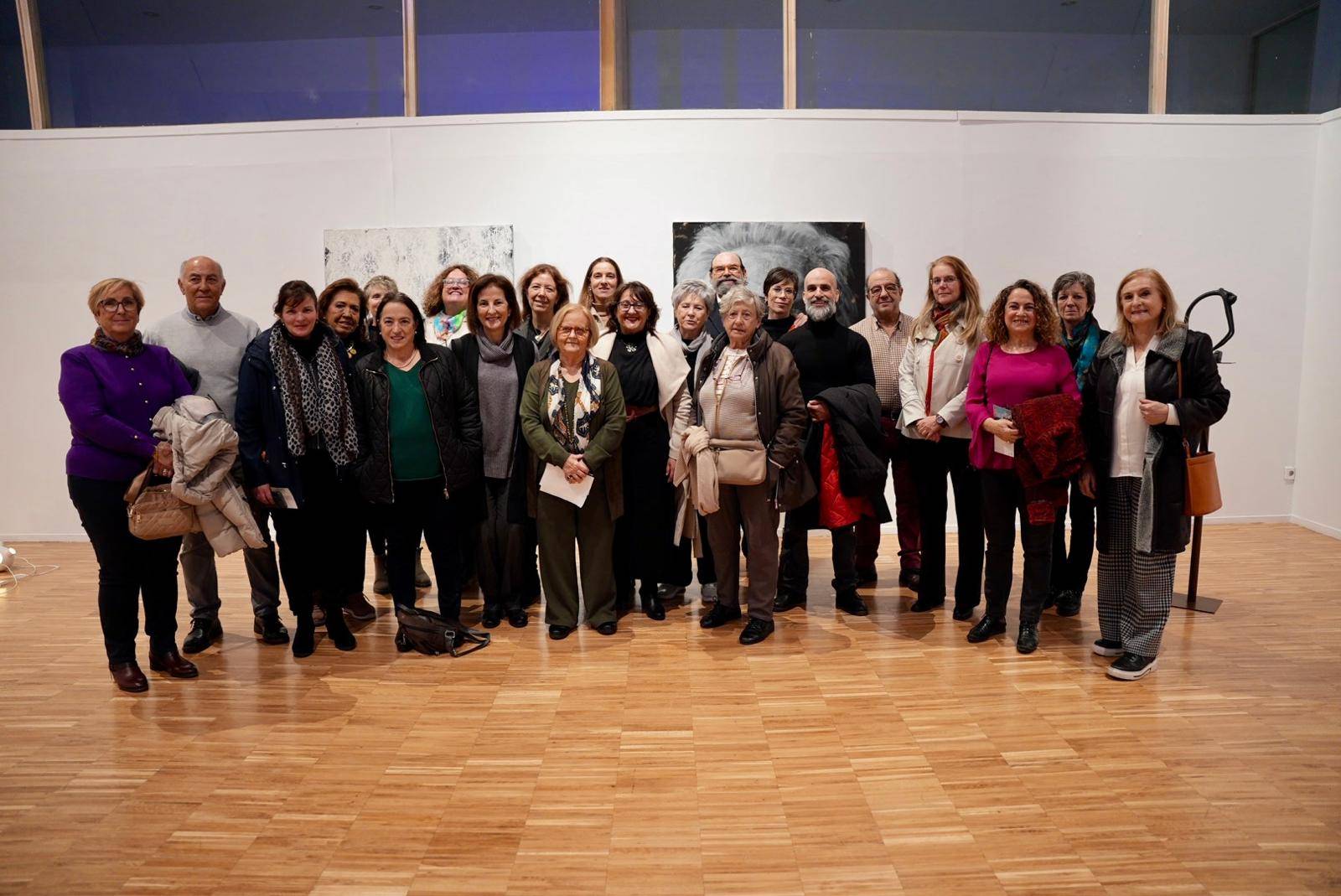 Foto de familia de los artistas del Grupo Votilesco junto al concejal de Cultura.