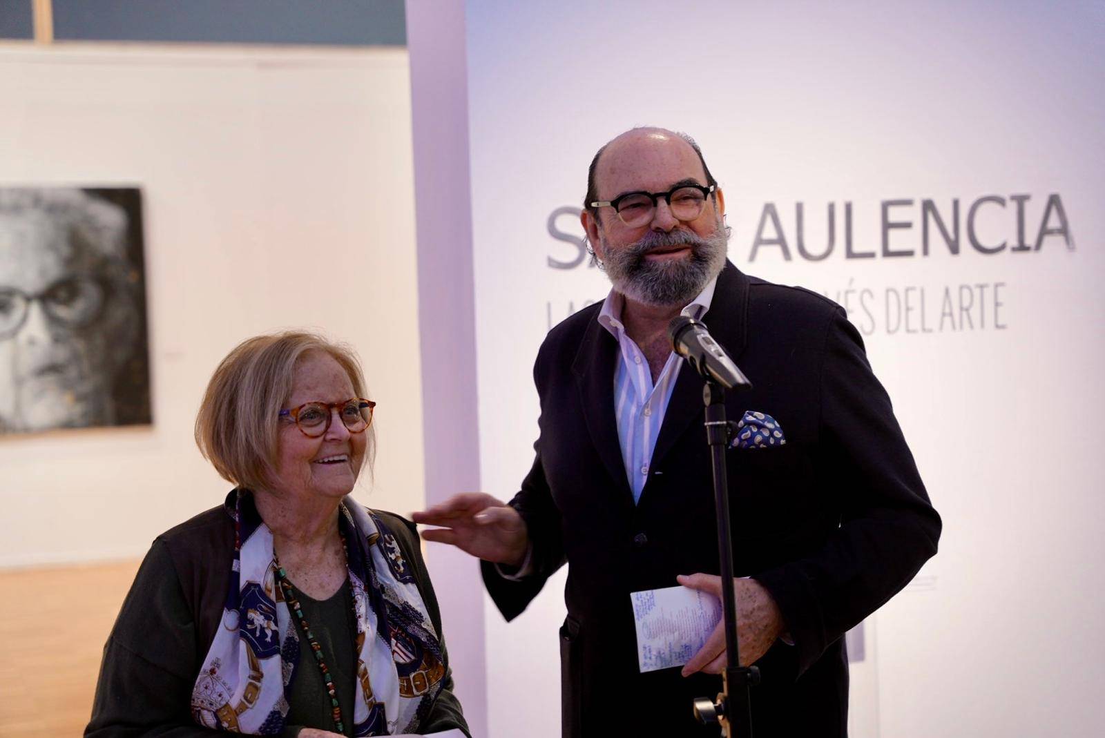 El concejal de Cultura, Fernando Agudo, junto a la comisaria de la exposición, Pilar Rodríguez Laserna.