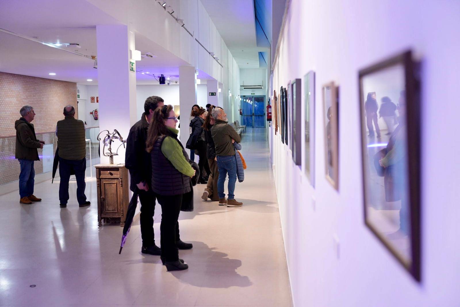 Público contemplando las obras de la exposición.