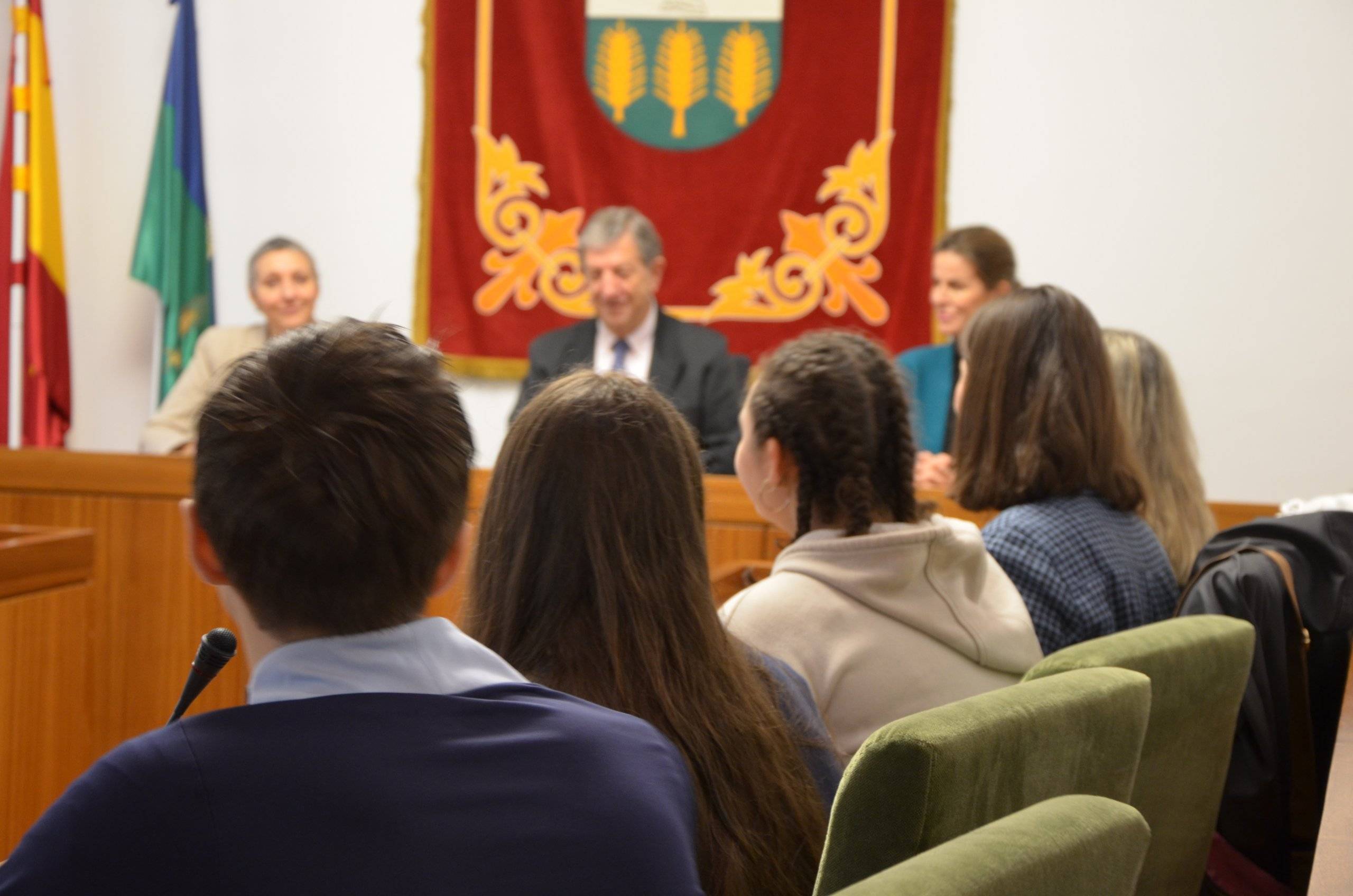 Acto de bienvenida a los alumnos franceses en el salón de Plenos.