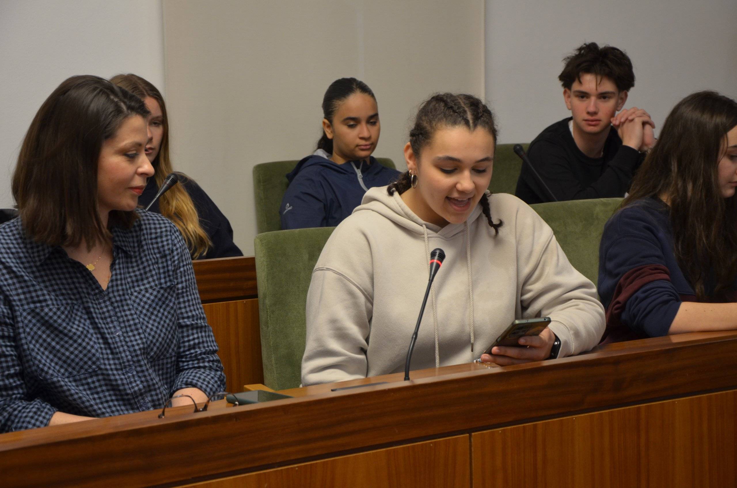 Alumna francesa interviene en el acto de bienvenida a los alumnos del Lycée Evariste Galois de Sartrouville.